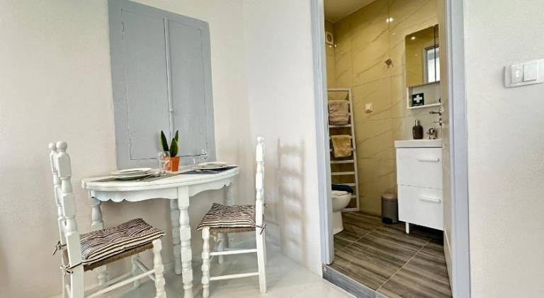 Apartment with patio & yard — photo 5