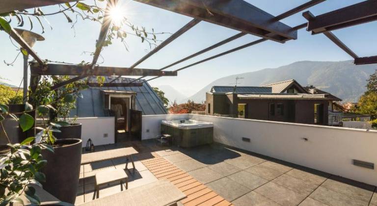 Chalet with hot tub & pool | Pet-friendly — photo 4