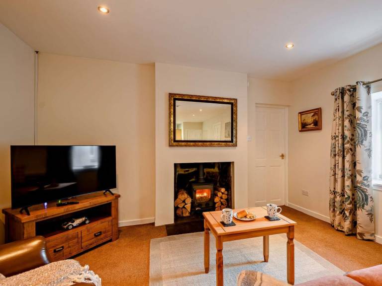 Cottage with barbeque & yard | Pet-friendly — photo 3