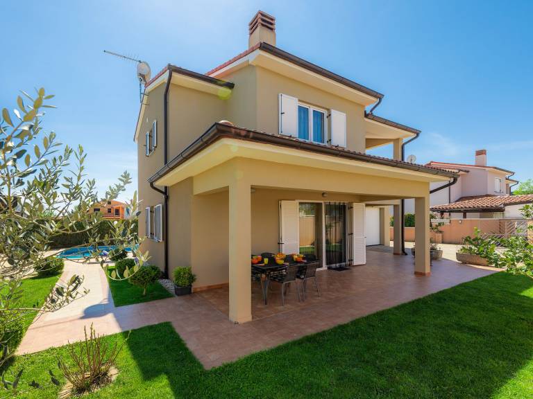 Fully equipped lovely house with barbecue, yard & private pool | Pets allowed — photo 2