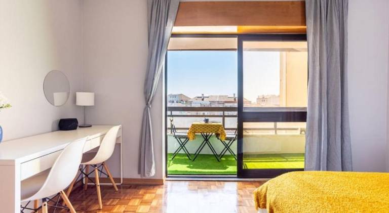 Holiday apartment with terrace in Almada
