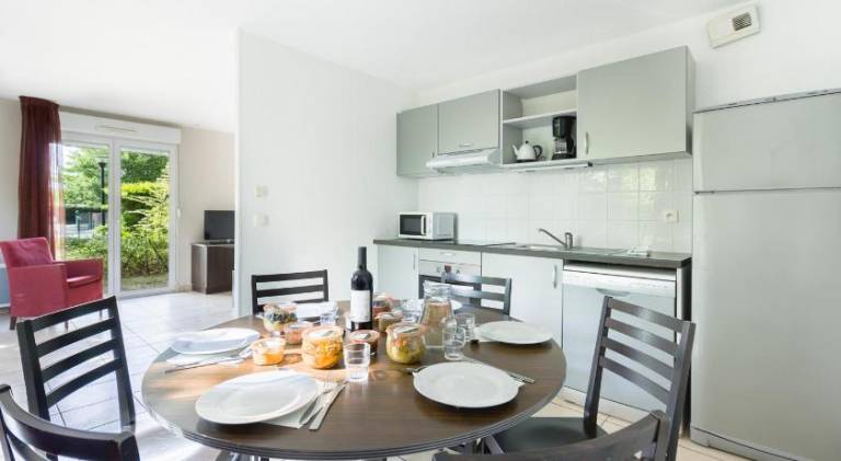 Serviced apartment with patio & pool — photo 5
