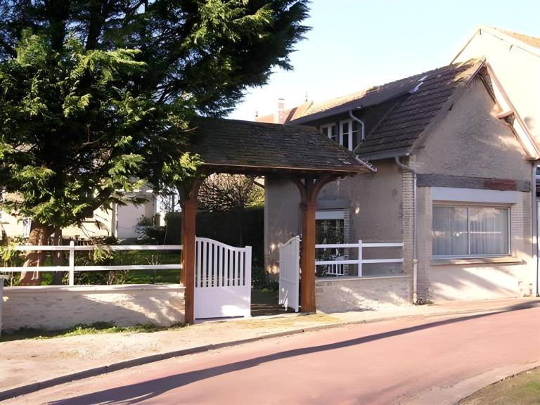 Lovely holiday apartment with patio & yard | Beach nearby | Pet-friendly in Bayeux