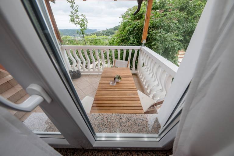 Rental apartment with patio, grill & pool — photo 2