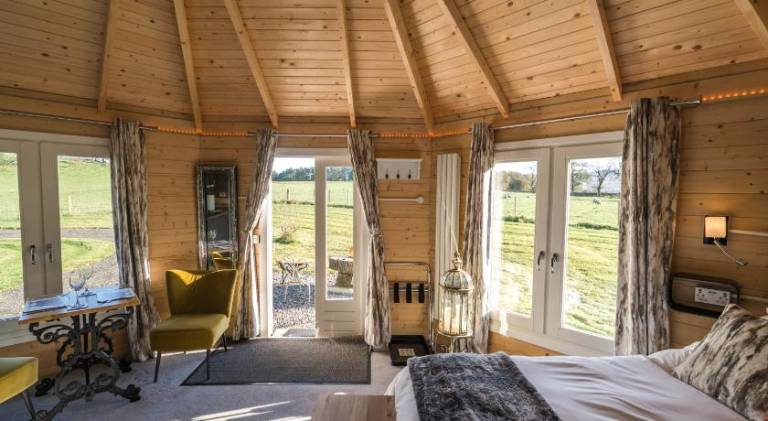 Lodge with BBQ & yard in Stirling