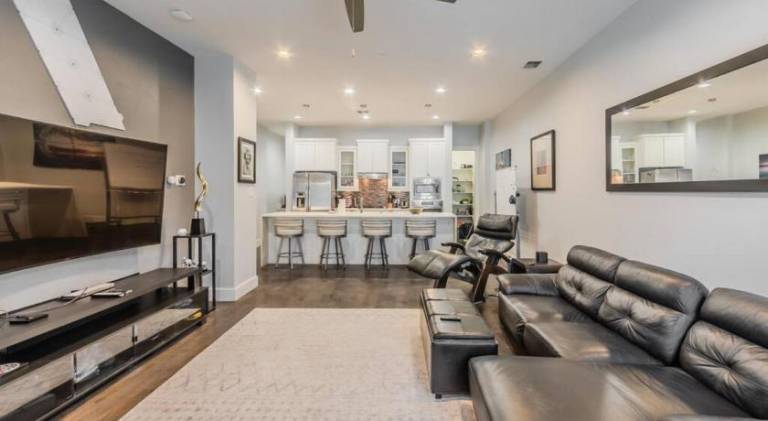 Vacation home with jacuzzi in Dallas, TX