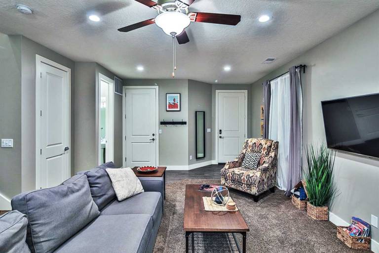 Vacation home with barbeque & pool — photo 5