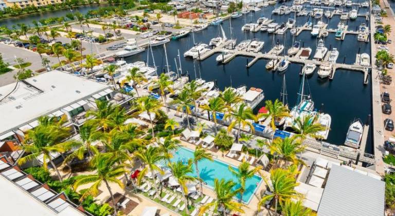 43' Classic Trawler 5 Star Resort Pools, Views, Dining Free Shuttle to Downtown — photo 4