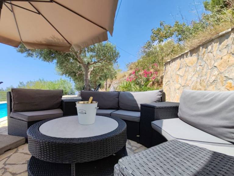 Vacation home with barbecue, patio & private pool | Nature view — photo 4