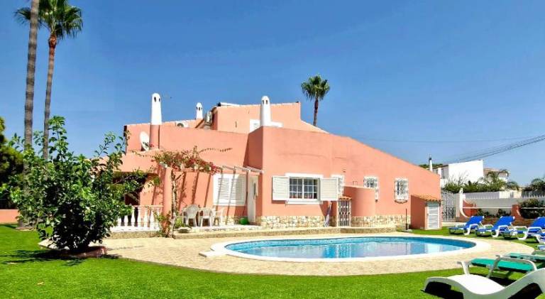Villa with barbecue, pool & jacuzzi in Albufeira