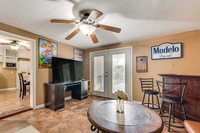 Fire Pit & Grill: Victoria Home Near Downtown — photo 3