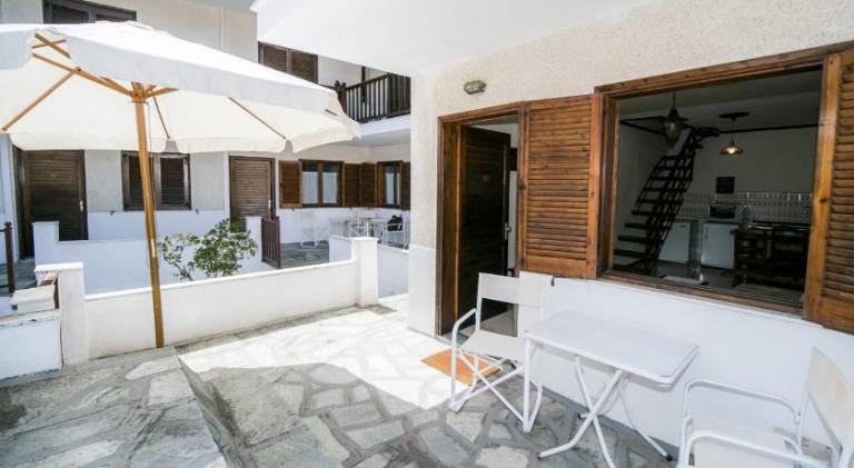 Serviced apartment with yard & patio — photo 4