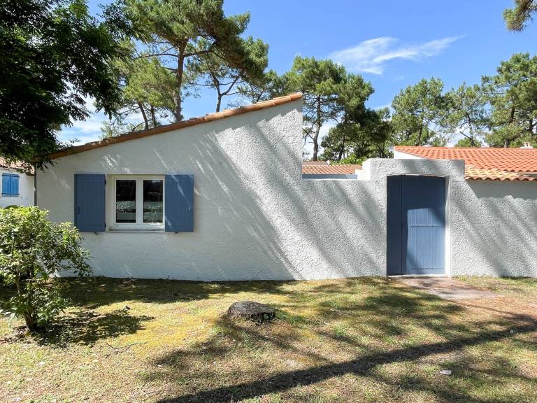 House with 3 rooms for 6 persons in Rochefort