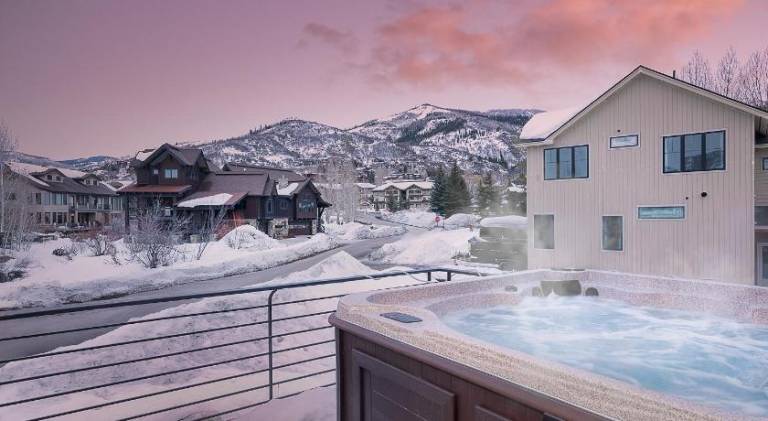 House with hot tub, barbecue & yard — photo 3