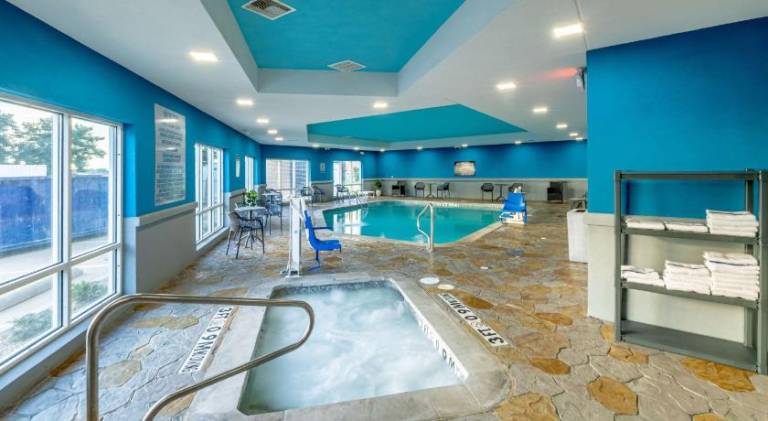 Hampton Inn & Suites Cleburne — photo 2