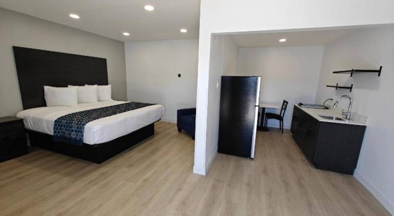 Casa Blanca Inn and Suites — photo 2
