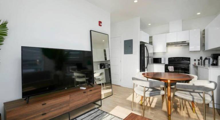 Contemporary 2BR Retreat in MTL Village — photo 4