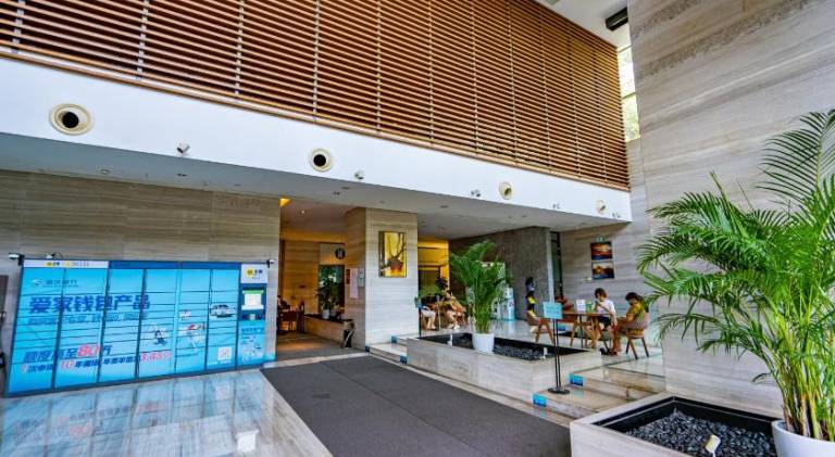 Serviced apartment with terrace & pool | Pet-friendly — photo 3