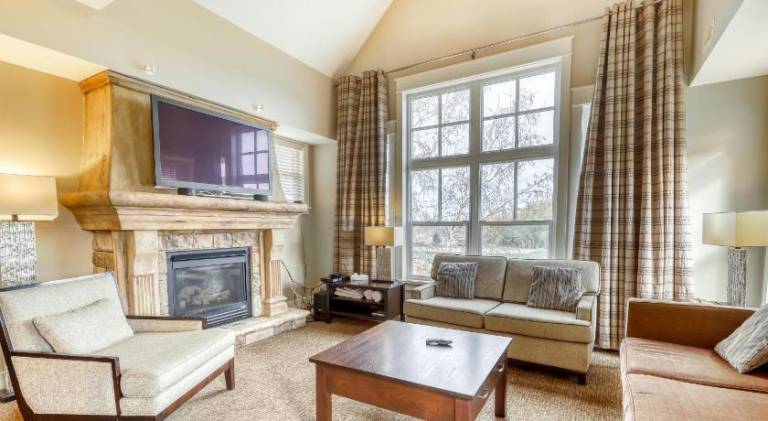 Rental apartment with jacuzzi & pool | Pets allowed in The Blue Mountains, ON