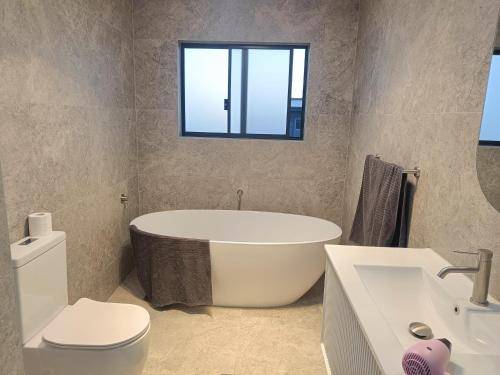Queen Room in Modern Guildford House R94