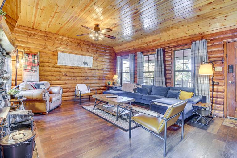 Hot Tub, Grill & Fire Pit: Cabin in Big Bear Lake — photo 5