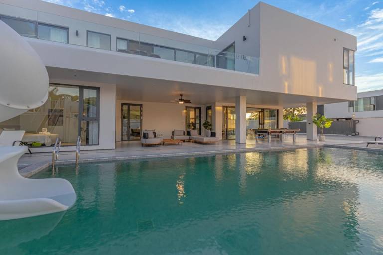 Villa with garden, grill & hot tub — photo 2