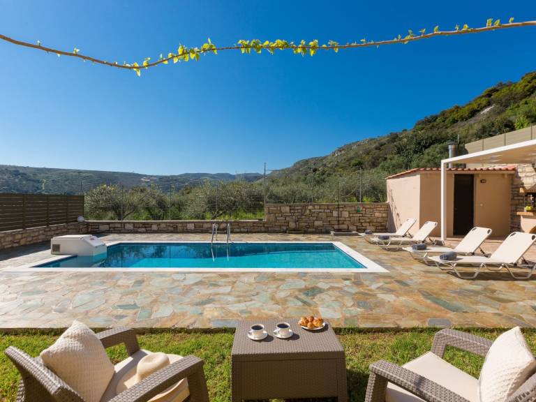 Vacation home with grill, yard & private pool | Mountain view — photo 2
