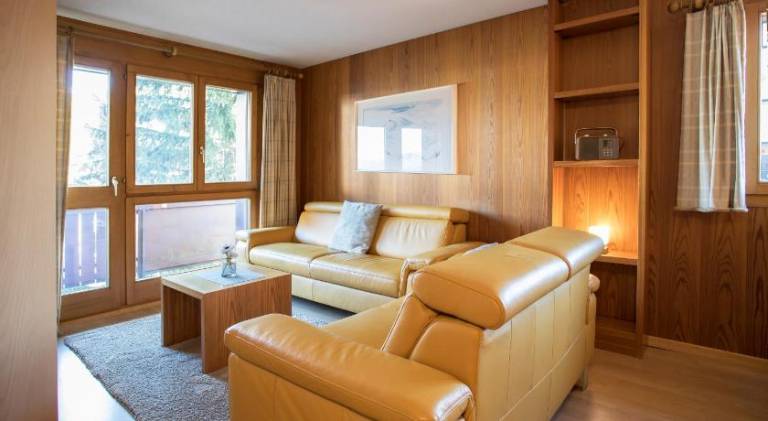Serviced apartment with pool, yard & hot tub — photo 2