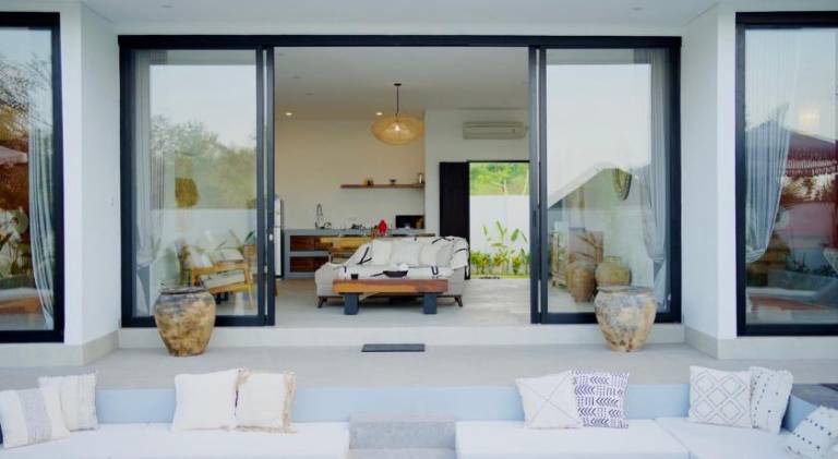 Villa with pool & yard — photo 3