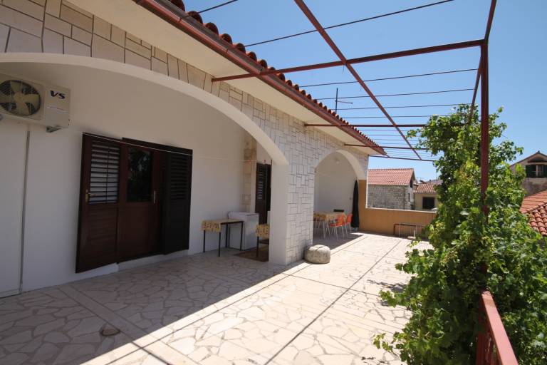 Rental apartment with grill & patio in Brela