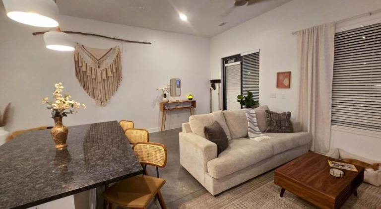 Apartment with 2 rooms for 6 persons in Lawrence, KS