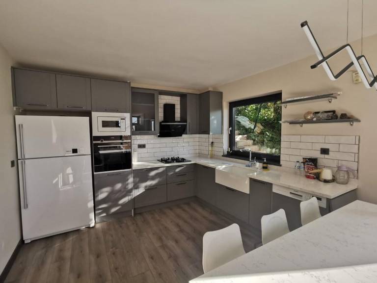 Villa with barbecue, yard & jacuzzi | Perfect for remote work — photo 4