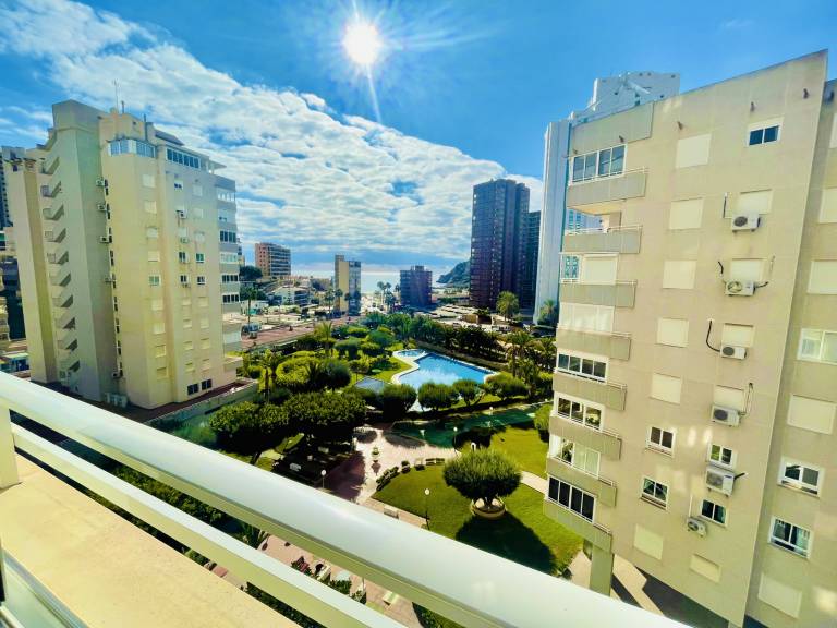 Apartment with terrace, yard & pool in Benidorm