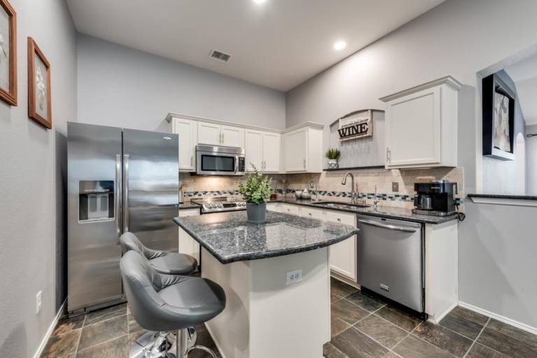 Family-oriented vacation home with yard & pool | Pet-friendly — photo 3
