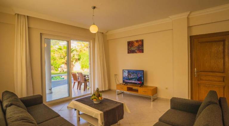 Villa with private pool, barbeque & yard — photo 2