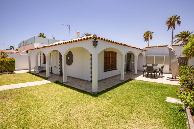 Bungalow with barbecue, pool & patio — photo 4