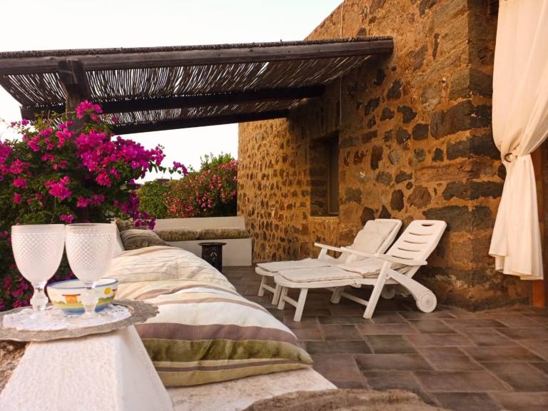 'Antico Dammuso Al Tramonto' with sea view and private garden — photo 2