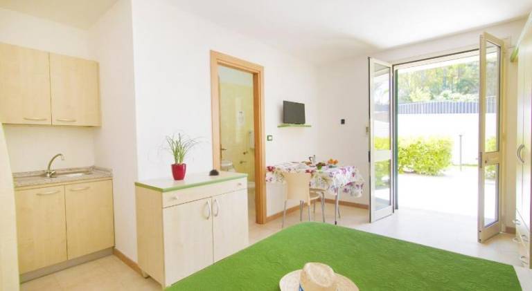 Serviced apartment with terrace, pool & yard — photo 2