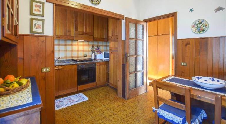 Apartment with barbeque & garden — photo 4