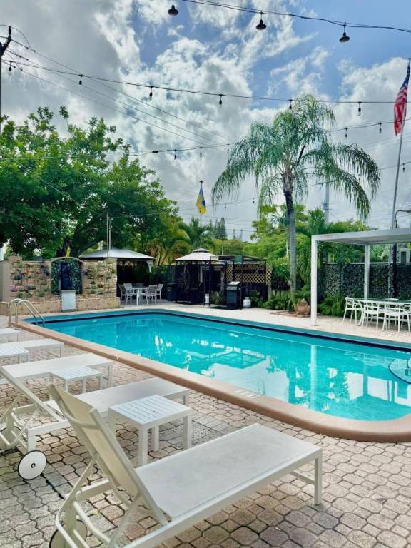 Apartment with barbecue, yard & pool | Pets allowed — photo 3