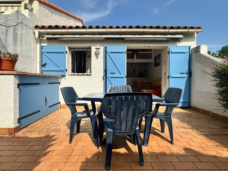 House with grill — photo 2