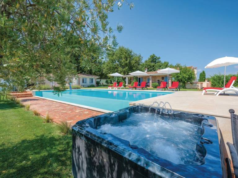 Children-friendly vacation home with yard, grill & private pool | Dogs allowed — photo 3