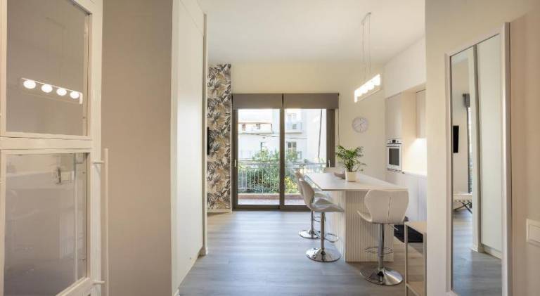 A Cozy Modern Stay with Sunny Balcony near Kalamata Center — photo 4