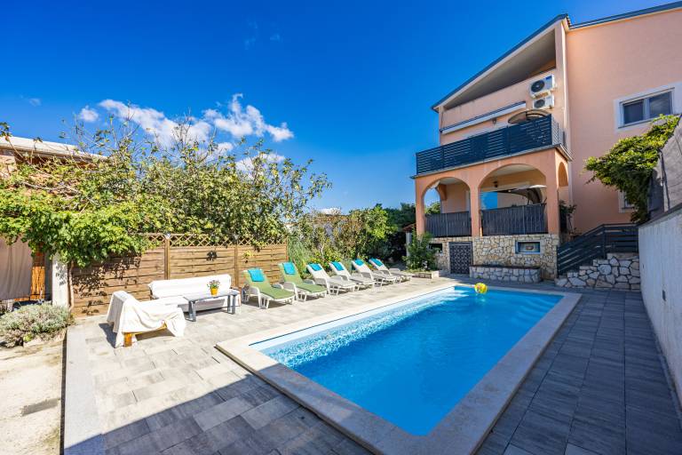 Rental apartment with patio, pool & yard | Good for workation in Pula
