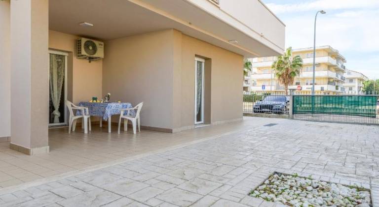 Charming rental apartment with patio | Close to the beach | Pets allowed — photo 3