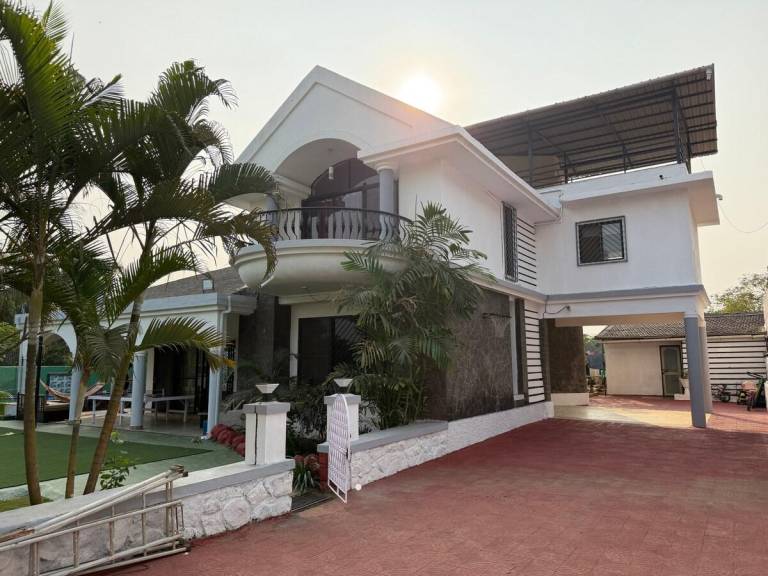Wonderful house with jacuzzi, pool & barbeque | Pets allowed in Khandala