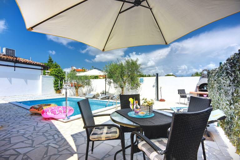 Fully equipped beautiful villa with barbeque, terrace & pool | Pets allowed — photo 4