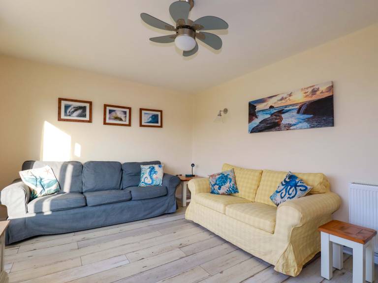 Cottage with yard | Beach view — photo 3