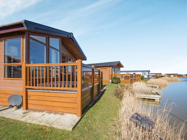 Child-friendly cottage with garden & hot tub | River view | Dogs allowed in Skegness