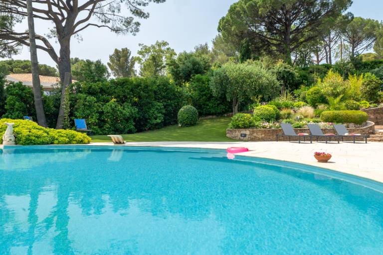 Villa with pool, BBQ & yard — photo 5